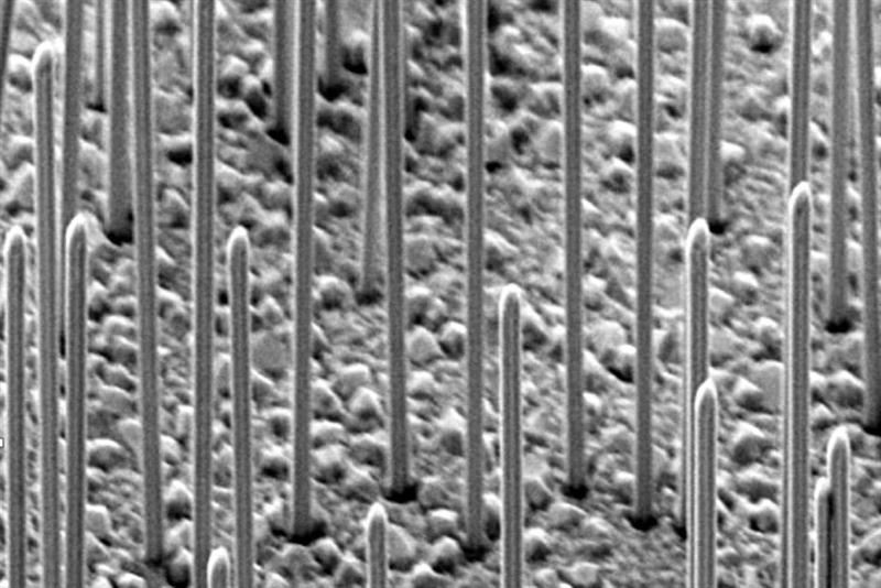 Silicon chip with integrated laser paves way for photonic chips_popup